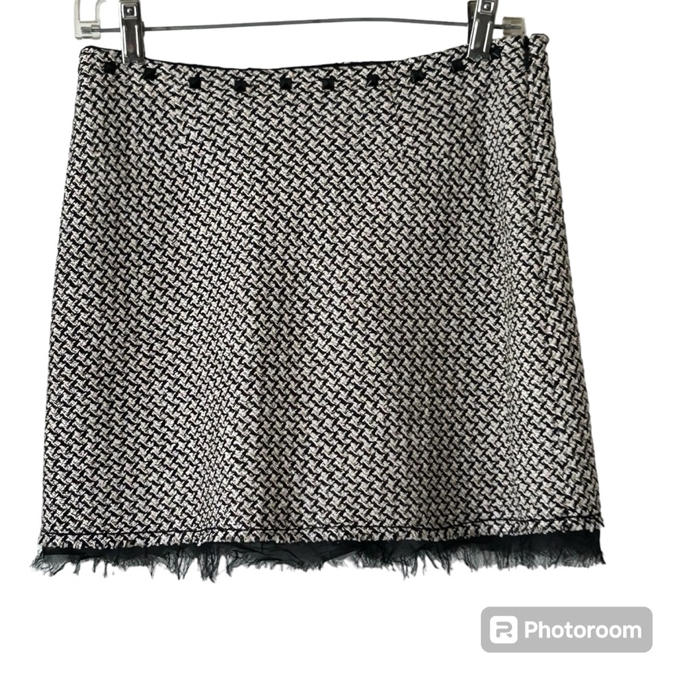 Single of Los Angeles Brand mini skirt size 6 , has 100 percent silk lining.